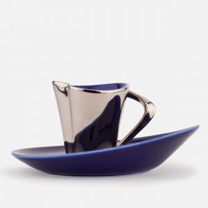 Taza de café y platillo de porcelana azul